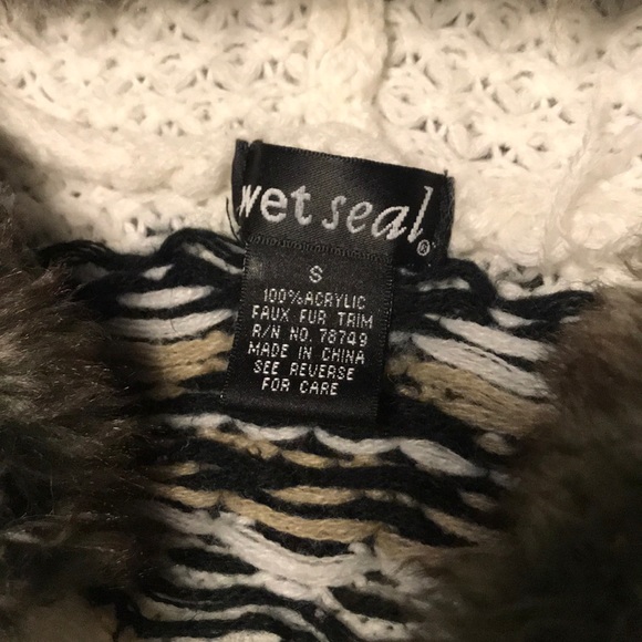 Sleeveless Knitted Vest - Picture 2 of 5